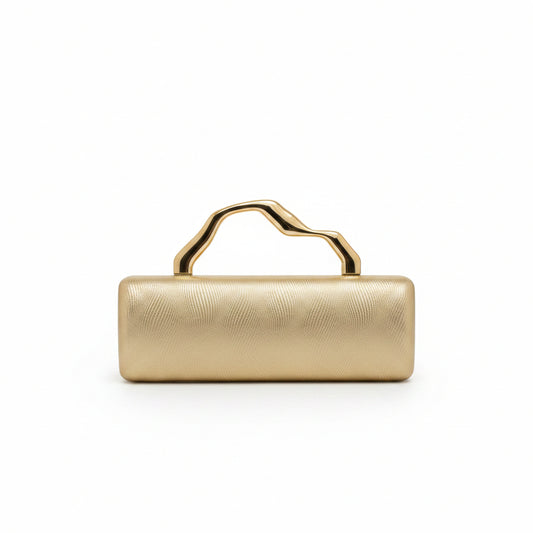 Bolso fiesta clutch rígido forma rectangular y asa irregular en acabado oro
