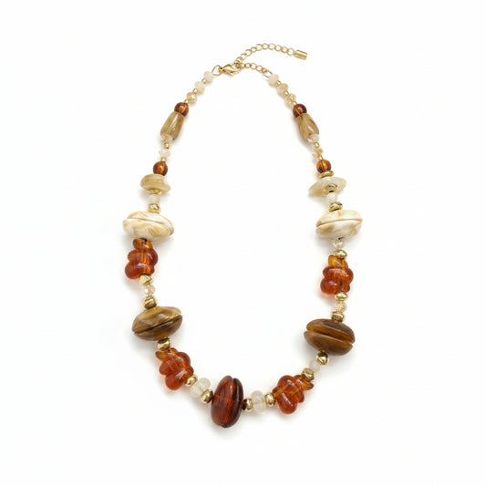 Collar con piedras de distintos tamaños y diseños con efecto marmolado