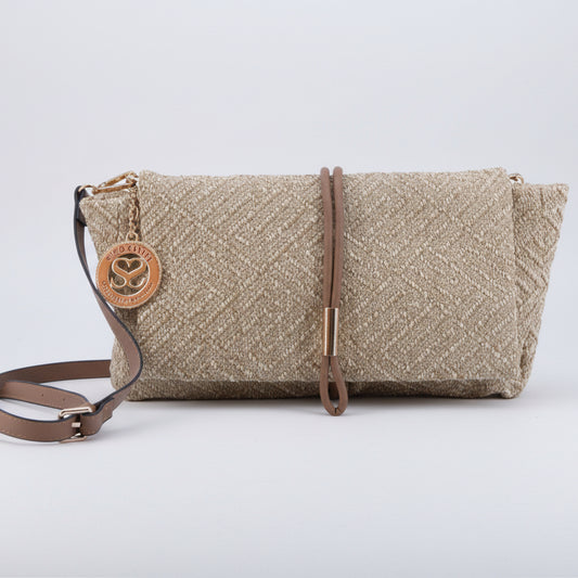 Bolso rectangular de fibra 100% natural beige y destellos dorados con solapa y cordón