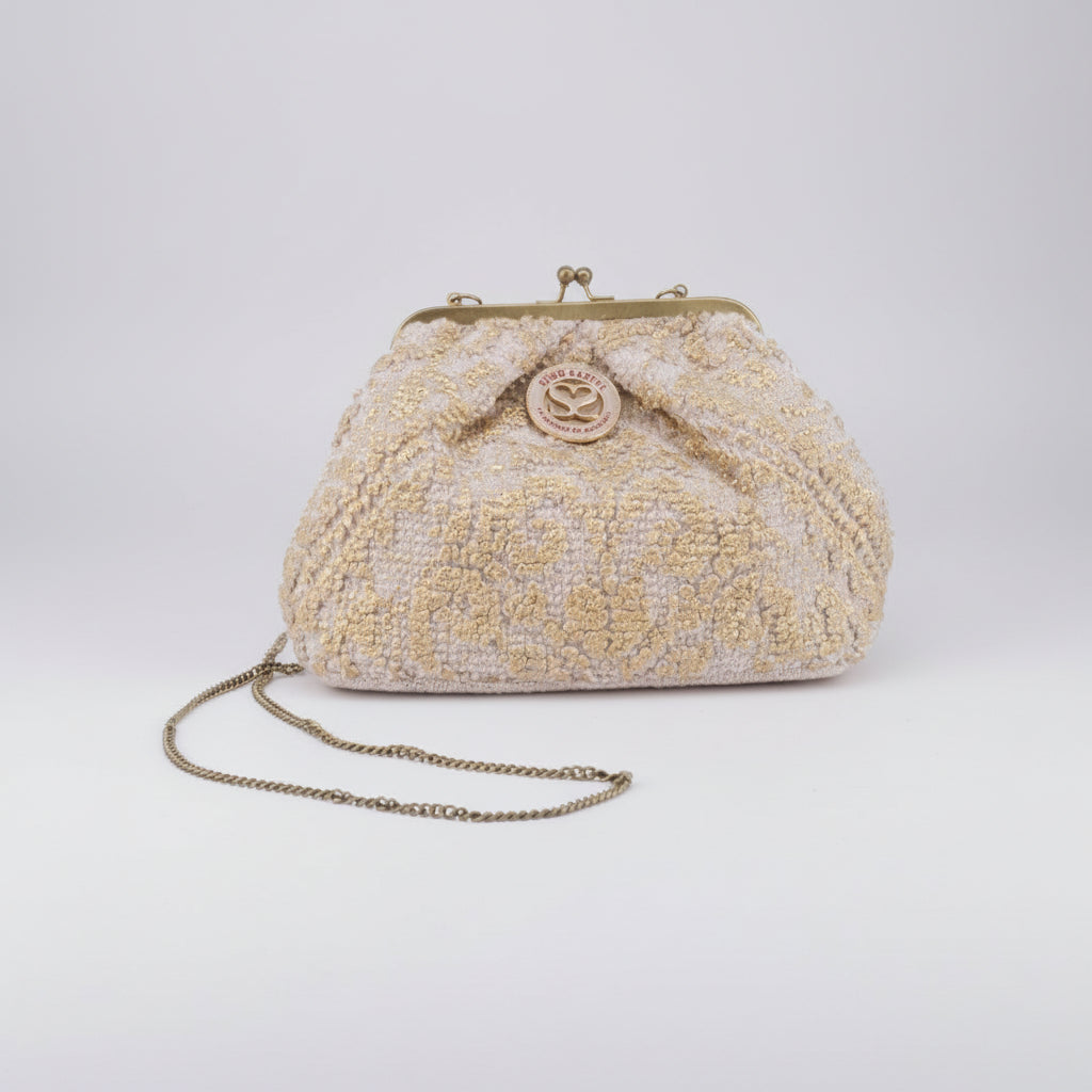 Bolso de mano tipo clutch de fibra 100% natural pequeño con un estampado abstracto en dorado - Moments by You