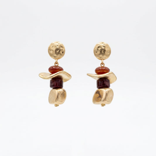 Pendientes largos con piezas irregulares en acabado oro
