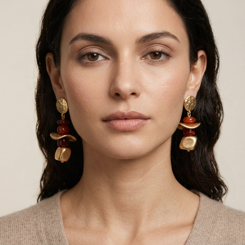 Pendientes largos con piezas irregulares en acabado oro