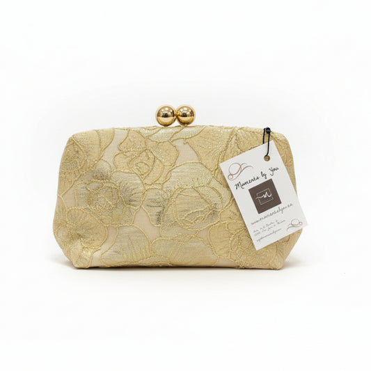 Bolso de fiesta tipo clutch en color dorado y estampado floral con bordados - Moments by You