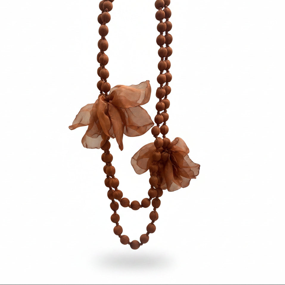 Collar largo con cuentas de madera envueltas de tela y flores en varios colores