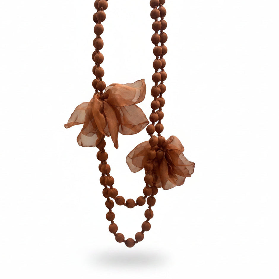 Collar largo con cuentas de madera envueltas de tela y flores en varios colores - Moments by You