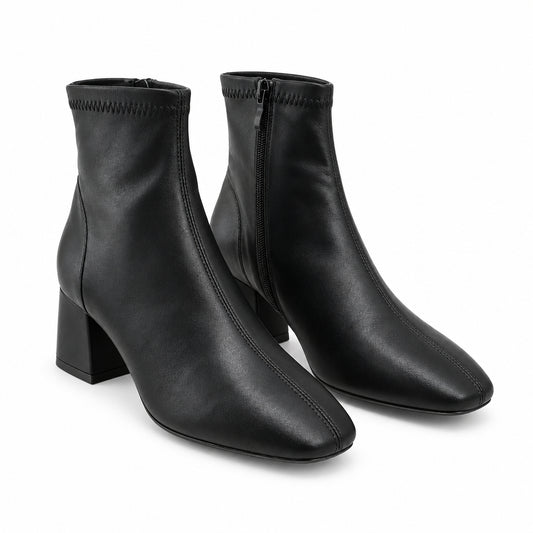 Botines de tacón acabado cuero en negro y punta redonda