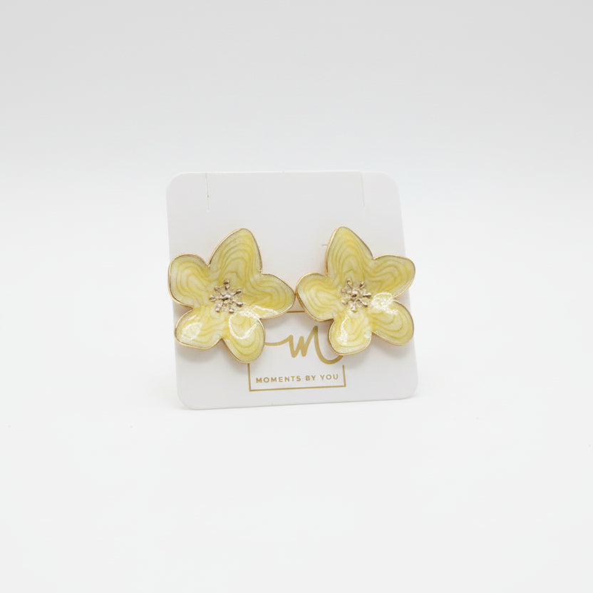 Pendientes pegados al lóbulo grandes con forma de flor en amarillo anacarado y acabado oro - Moments by You