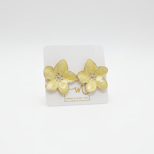 Pendientes pegados al lóbulo grandes con forma de flor en amarillo anacarado y acabado oro - Moments by You