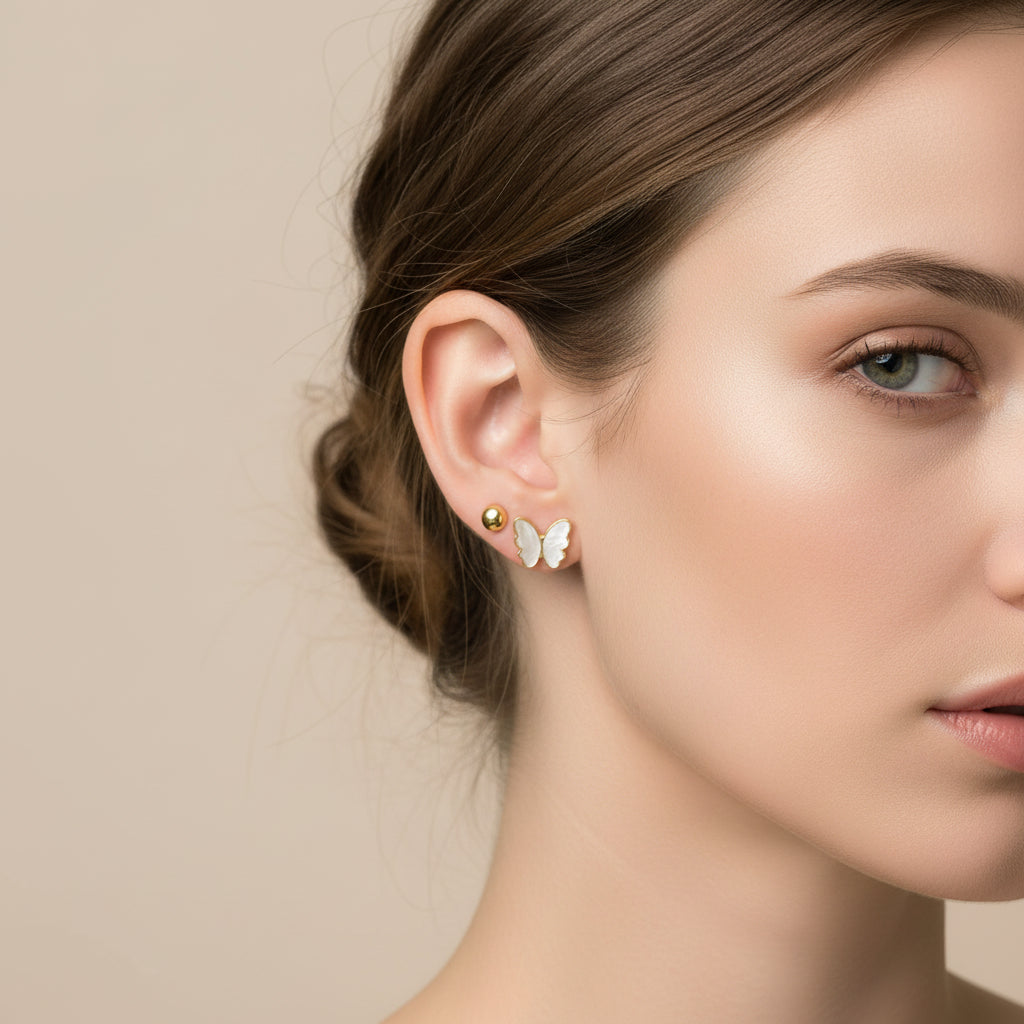 Pendientes de acero en forma de mariposa con nácar en las alas y acabado oro - Moments by You