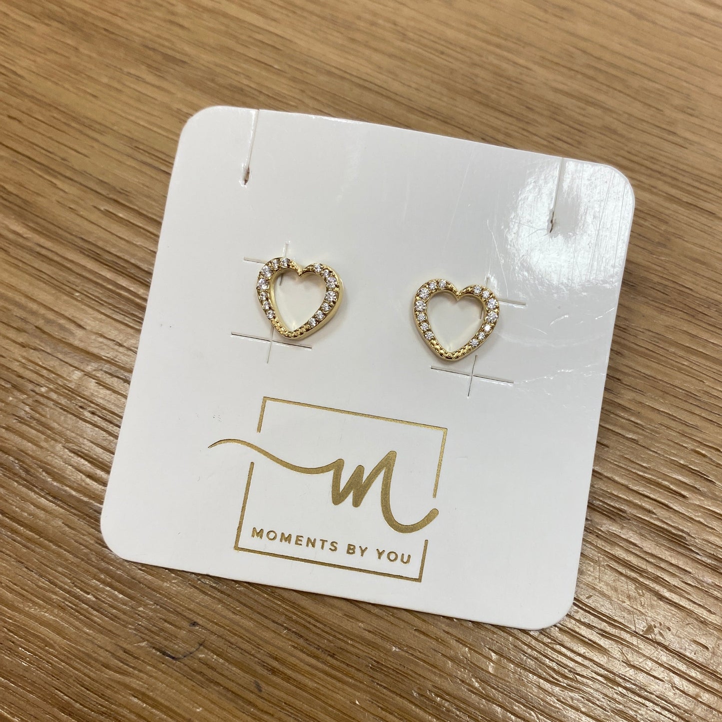 Pendientes cortos de corazón con circonitas