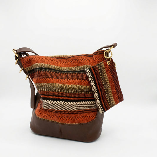 Bolso de hombro con estampado étnico y acabado tipo cuero en chocolate