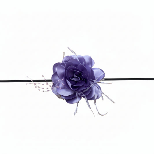 Collar choker en forma de flor en color morado con plumas y perlas - Moments by You