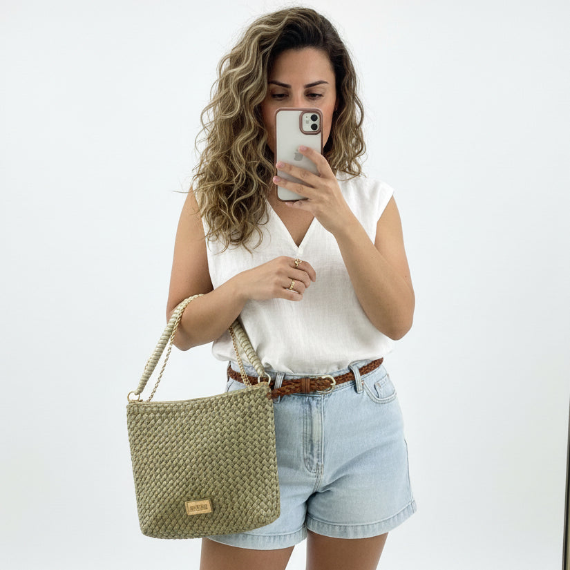 Bolso de mano y hombro diseño trenzado en color oro metalizado - Moments by You