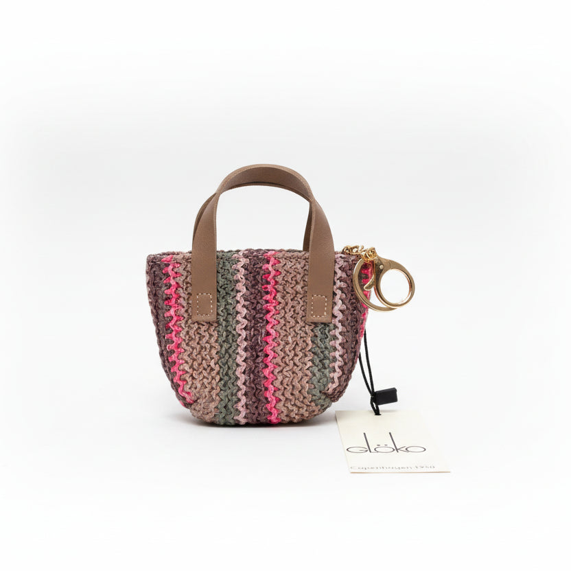 Llaveros en forma de mini bolsos de rafia de diferentes colores y diseños - Moments by You