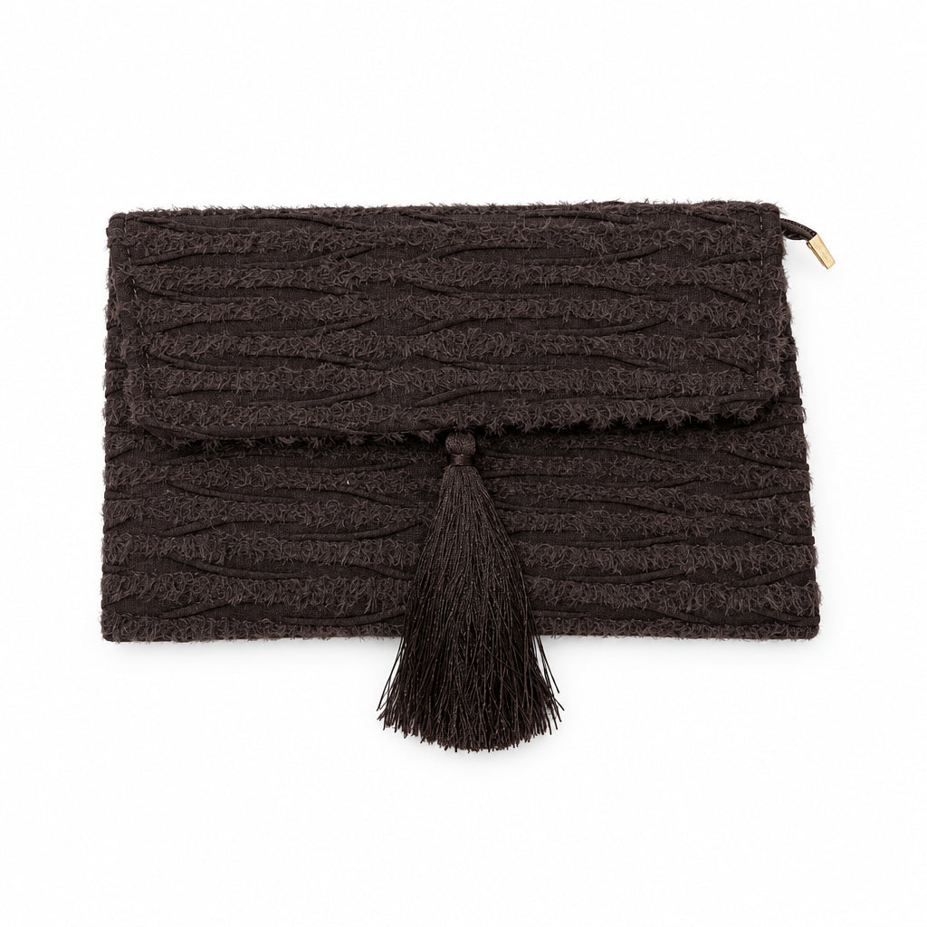 Bolso fiesta tipo sobre desflecado con solapa y borla