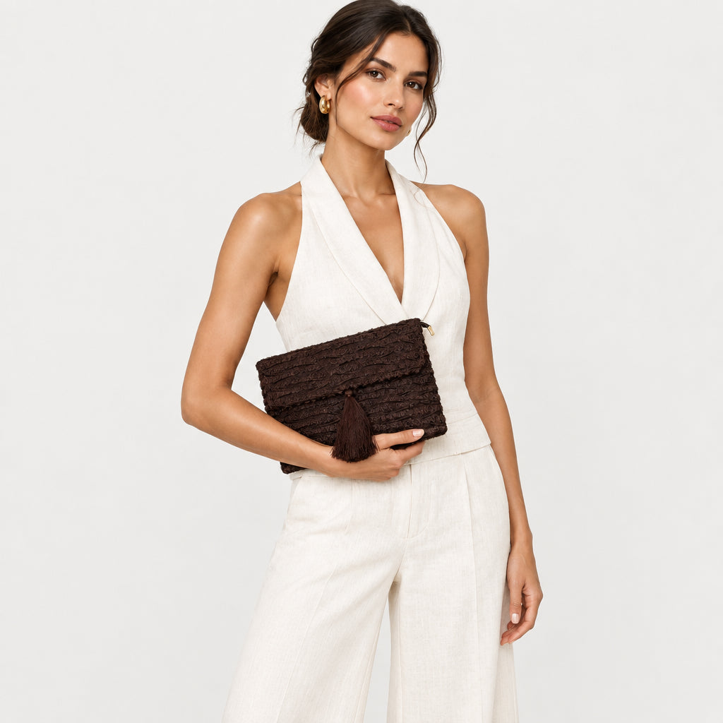 Bolso fiesta tipo sobre desflecado con solapa y borla