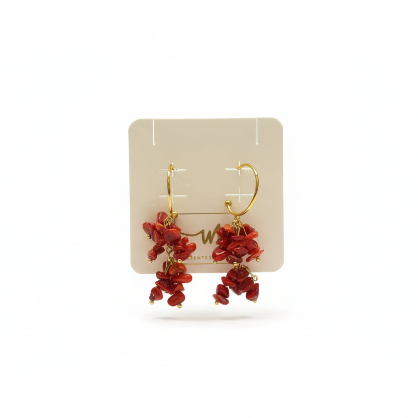Pendientes largos de acero tipo aro con tiras de piedras rojas en diferentes alturas y en acabado oro - Moments by You