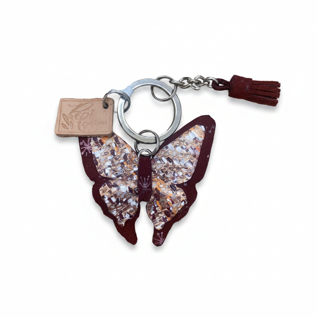 Llaveros hechos artesanalmente de cuero en froma de mariposas con diferentes estampados