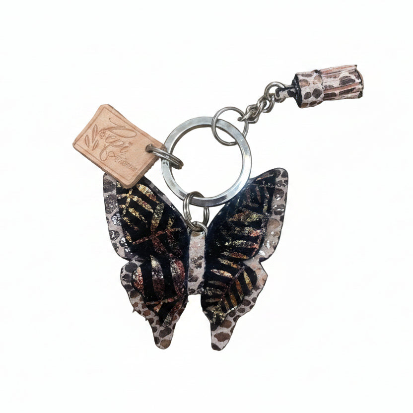 Llaveros hechos artesanalmente de cuero en froma de mariposas con diferentes estampados