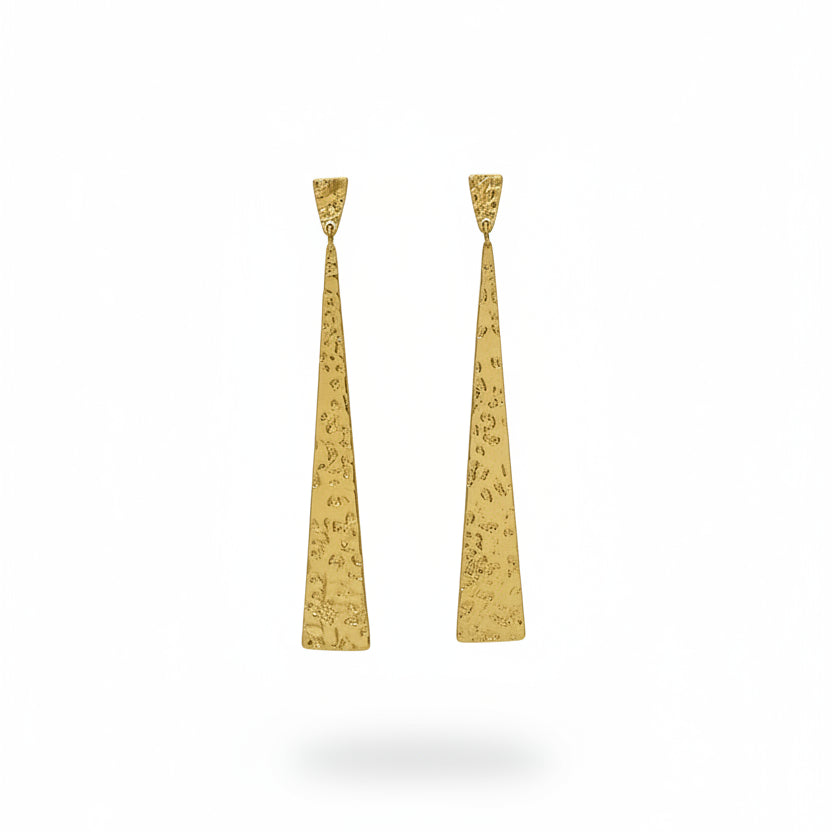 Pendientes largos de acero doble altura con forma triangular y textura rugosa