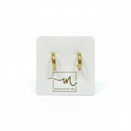 Pendientes cortos de acero inoxidable de tipo aro con estampado a rayas acabado oro - Moments by You