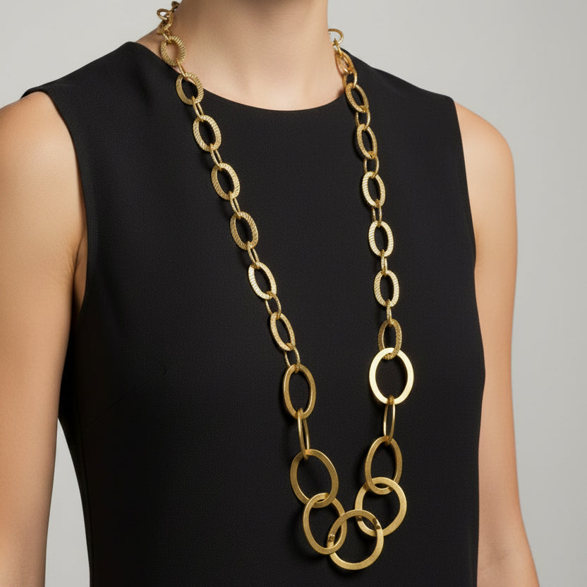 Collar largo de eslabones grandes con diferentes texturas en dorado acabado mate - Moments by You