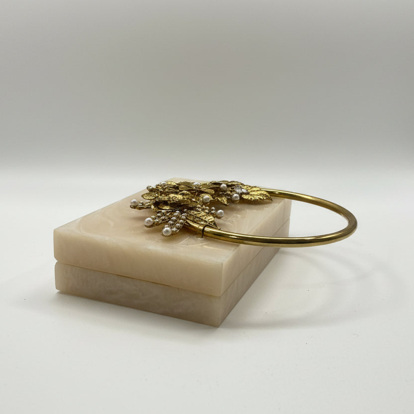 Bolso de fiesta acrílico beige efecto marmolado diseño floral y perlas en acabado oro - Moments by You