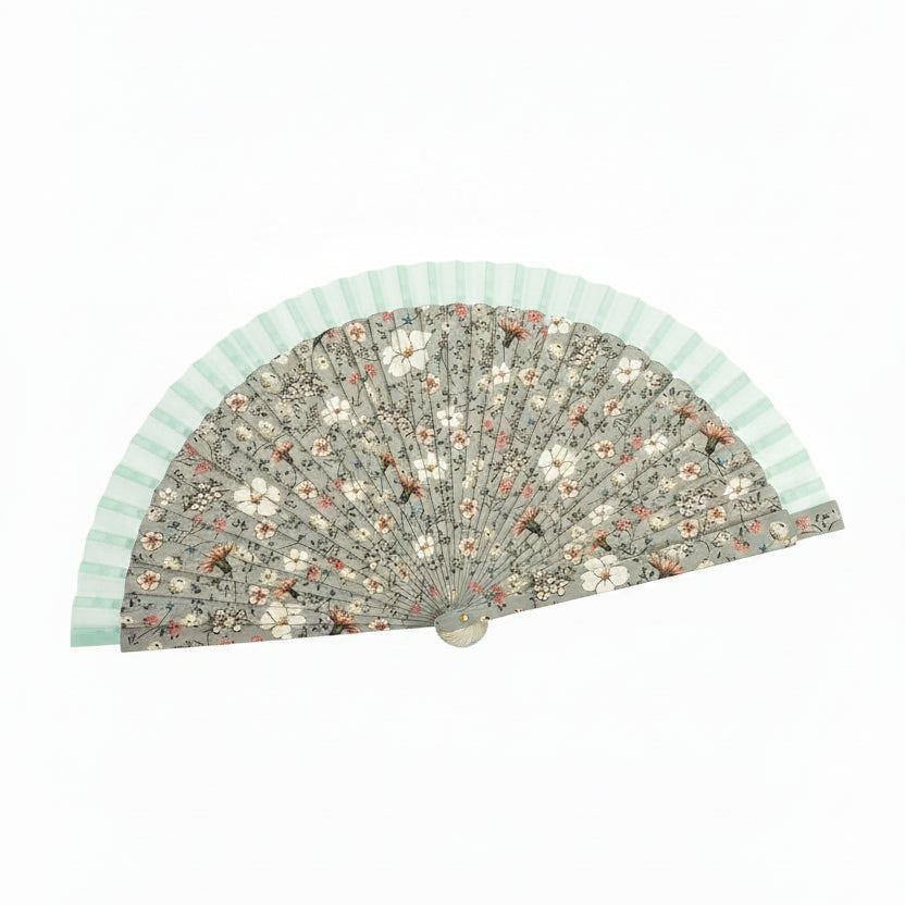 Conjunto de abanico y pañuelo con diseño floral al estilo retro en un fondo verde - Moments by You