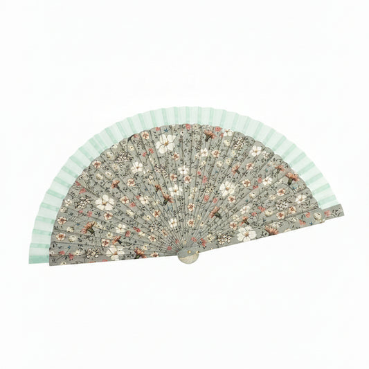 Conjunto de abanico y pañuelo con diseño floral al estilo retro en un fondo verde - Moments by You