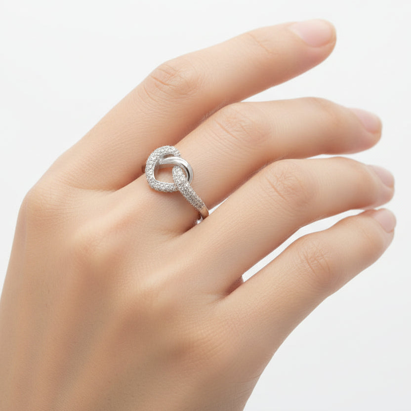 Anillo de plata S925 en forma de corazón entrelazado y circonitas - Moments by You