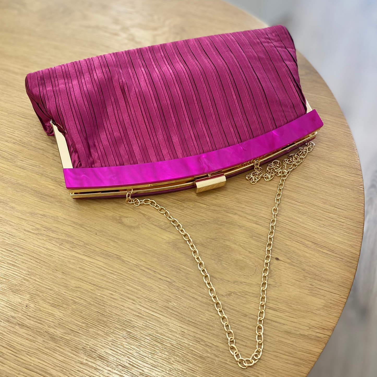 Bolso fiesta clutch buganvilla con textura plisada y mango marmolado