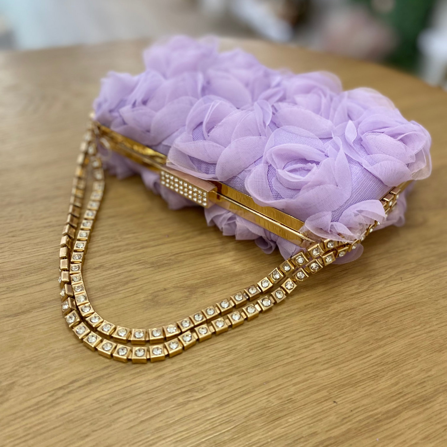 Bolso de mano de fiesta con flores de tela y cadena con circonitas color malva claro - mbyou