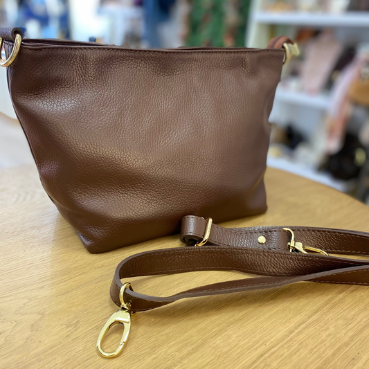 Bolso bandolera piel 100% auténtica liso color marrón.