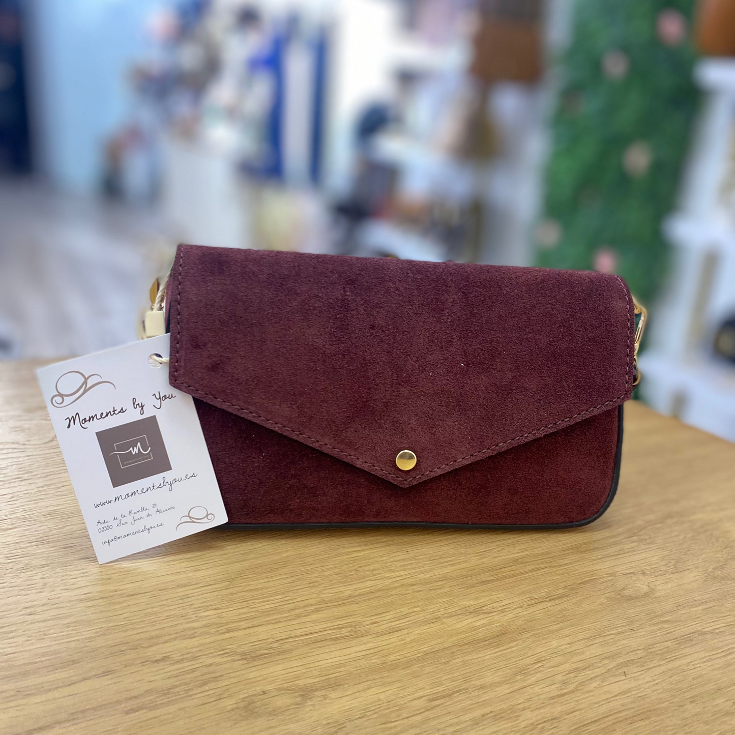 Bolso pequeño de piel 100% vacuno acabado ante con solapa y detalles en dorado color burdeos  - mbyou