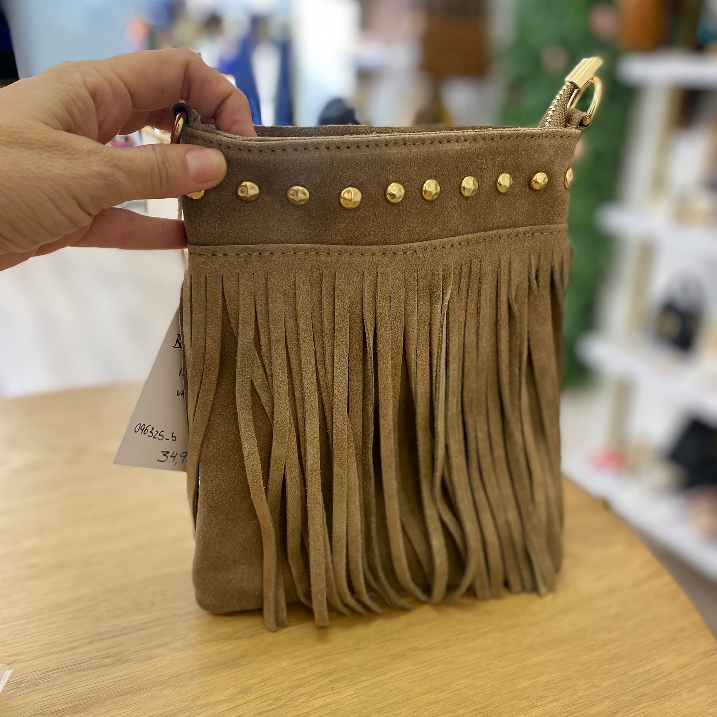 Bolso bandolera de piel 100% ante con flecos y tachuelas en color beige- mbyou