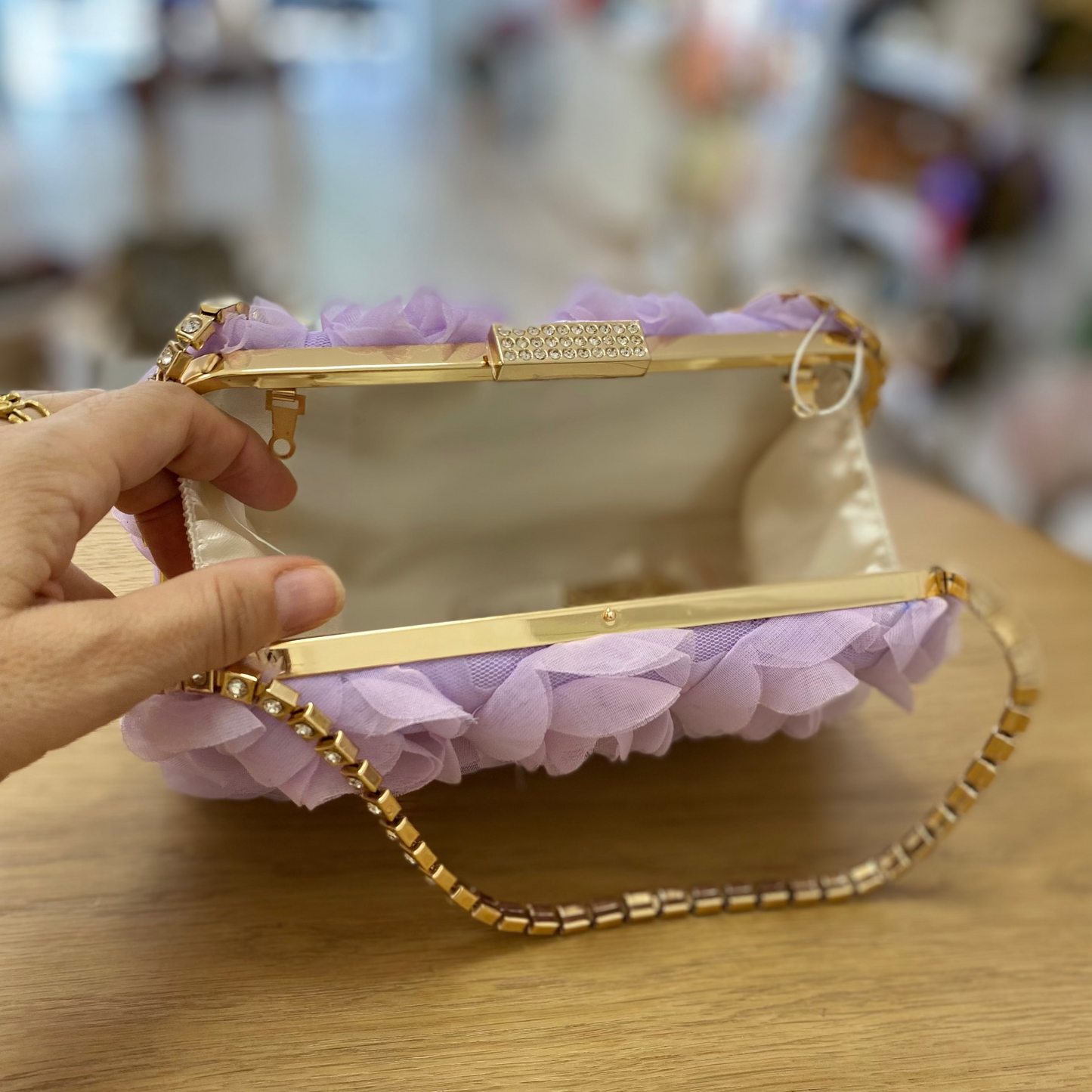 Bolso de mano de fiesta con flores de tela y cadena con circonitas color malva claro - mbyou