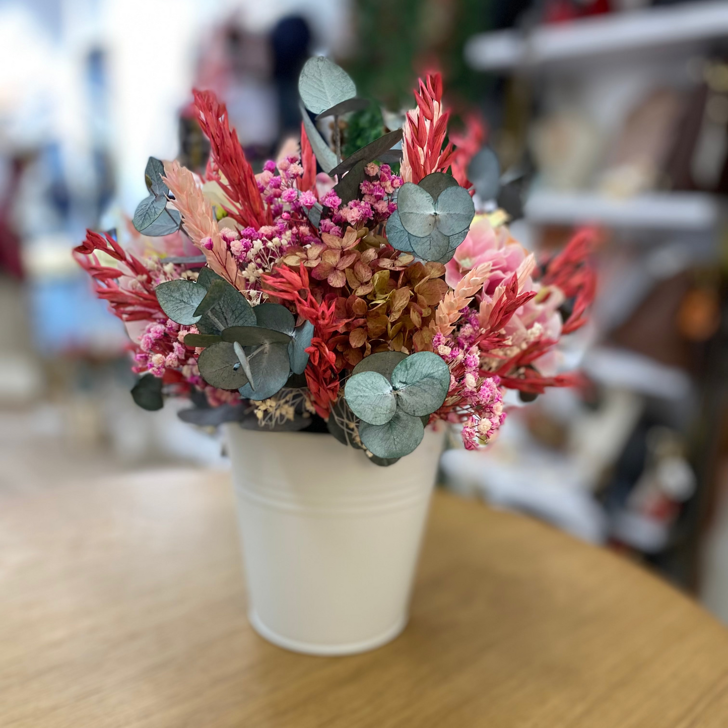 Centro de flores con hortensias y eucalipto preservado y artificial