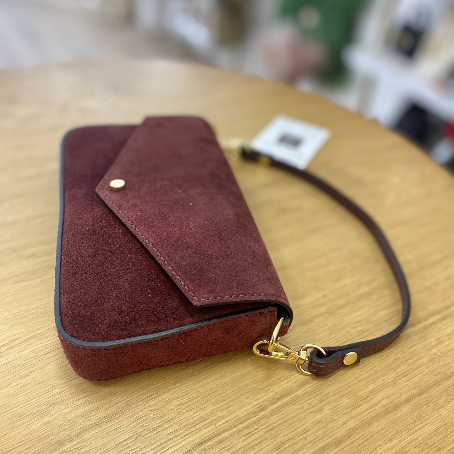 Bolso pequeño de piel 100% vacuno acabado ante con solapa y detalles en dorado color burdeos  - mbyou