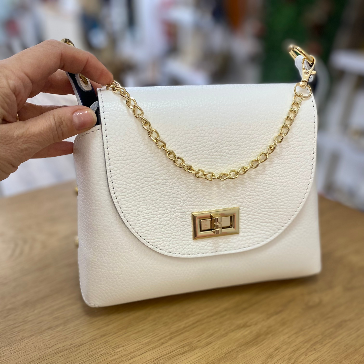 Bolso de piel 100% vacuno tipo bucket con tachuelas