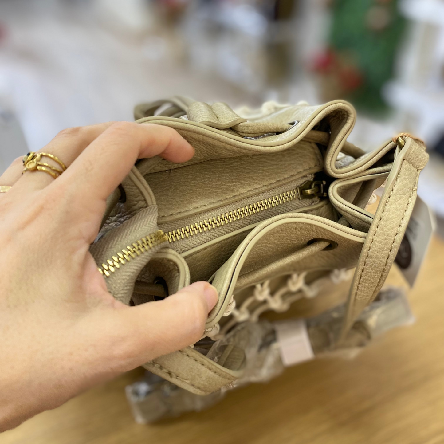 Bolso bandolera en formato saco con malla por la parte media del bolso en color verde grisáceo  - mbyou