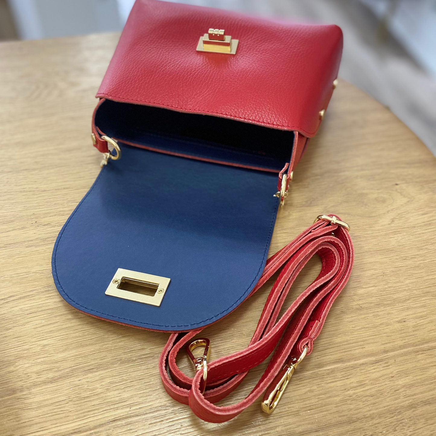 Bolso de piel 100% vacuno tipo bucket con tachuelas