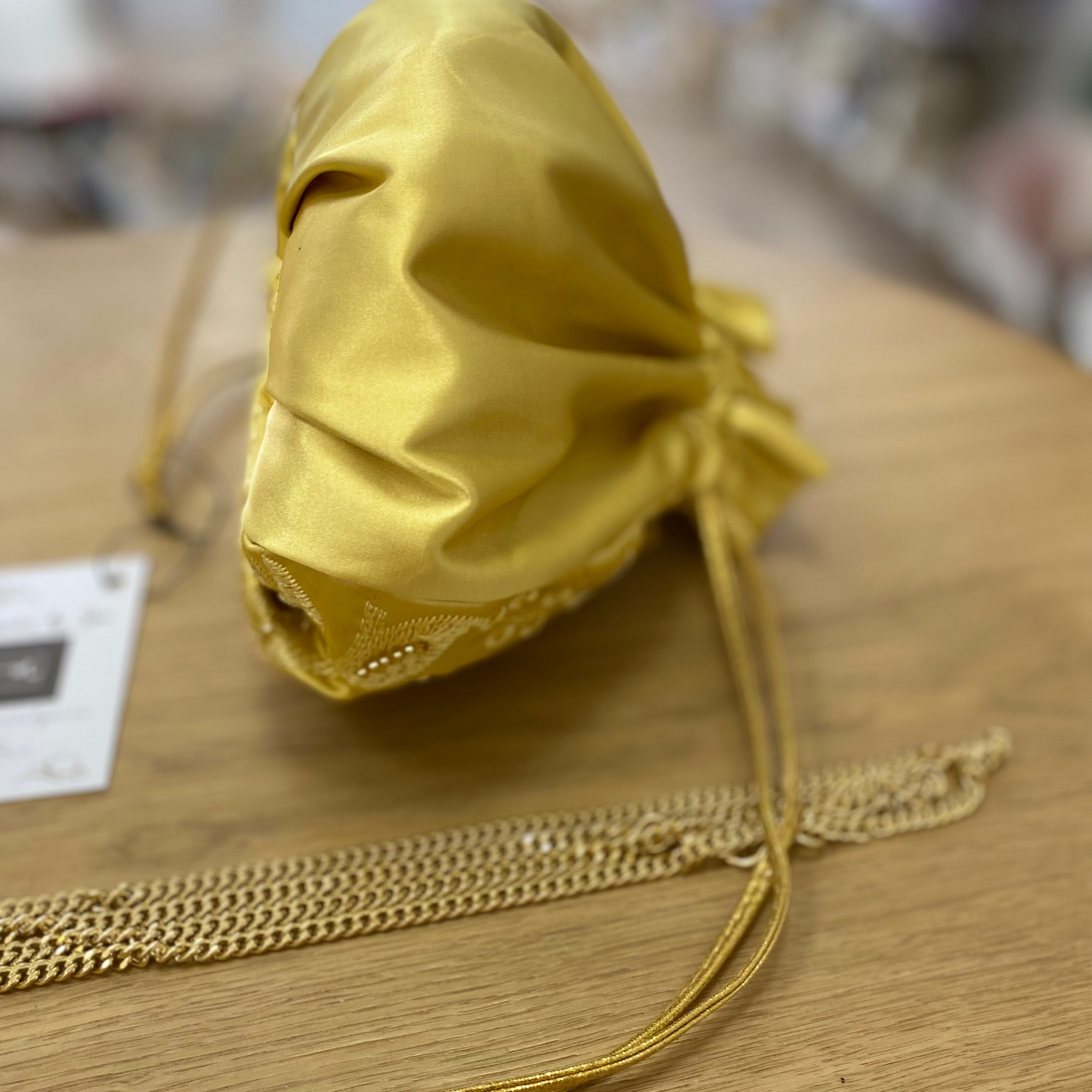 Bolso de fiesta tipo bombonera amarillo pastel con bordados y lentejuelas - mbyou