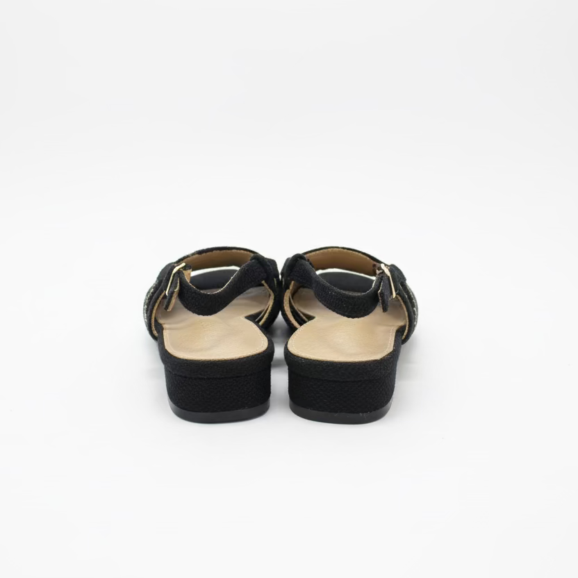 Zapatos bajos de punta con detalle de flores negras sobre beige - Moments by You