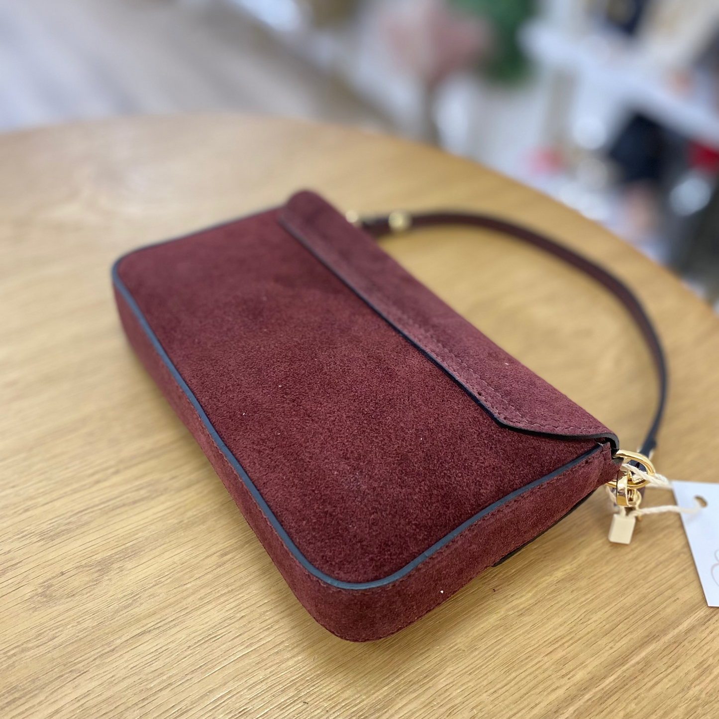 Bolso pequeño de piel 100% vacuno acabado ante con solapa y detalles en dorado color burdeos  - mbyou