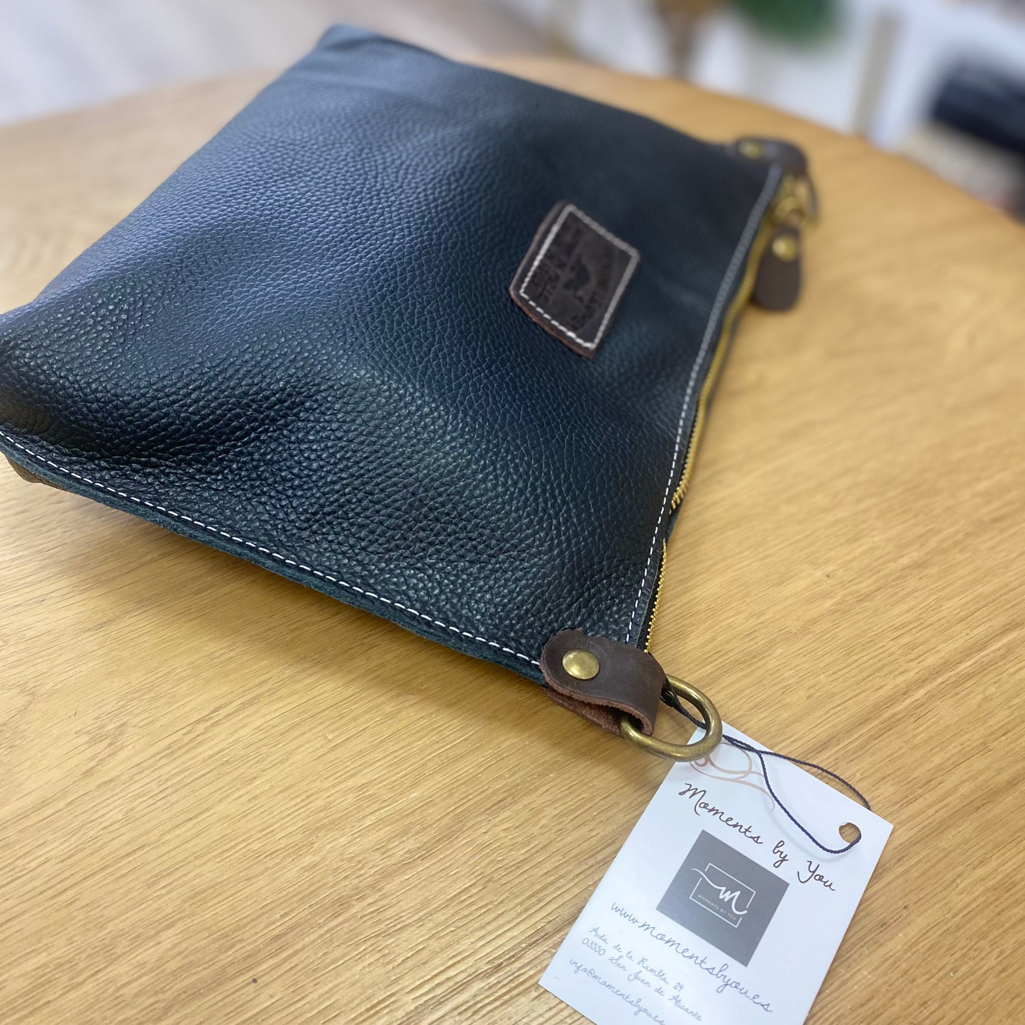 Bolso bandolera de piel 100% vacuno pespuntes en color negro