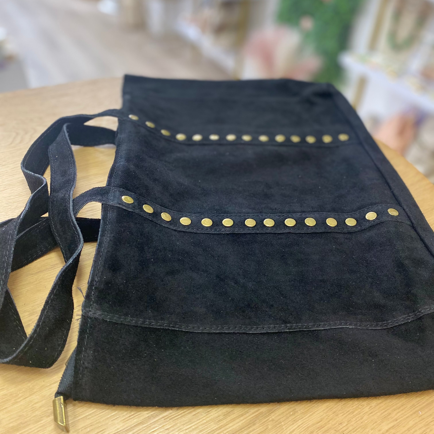 Bolso tipo shopper de serraje con detalle de tachuelas color negro - mbyou