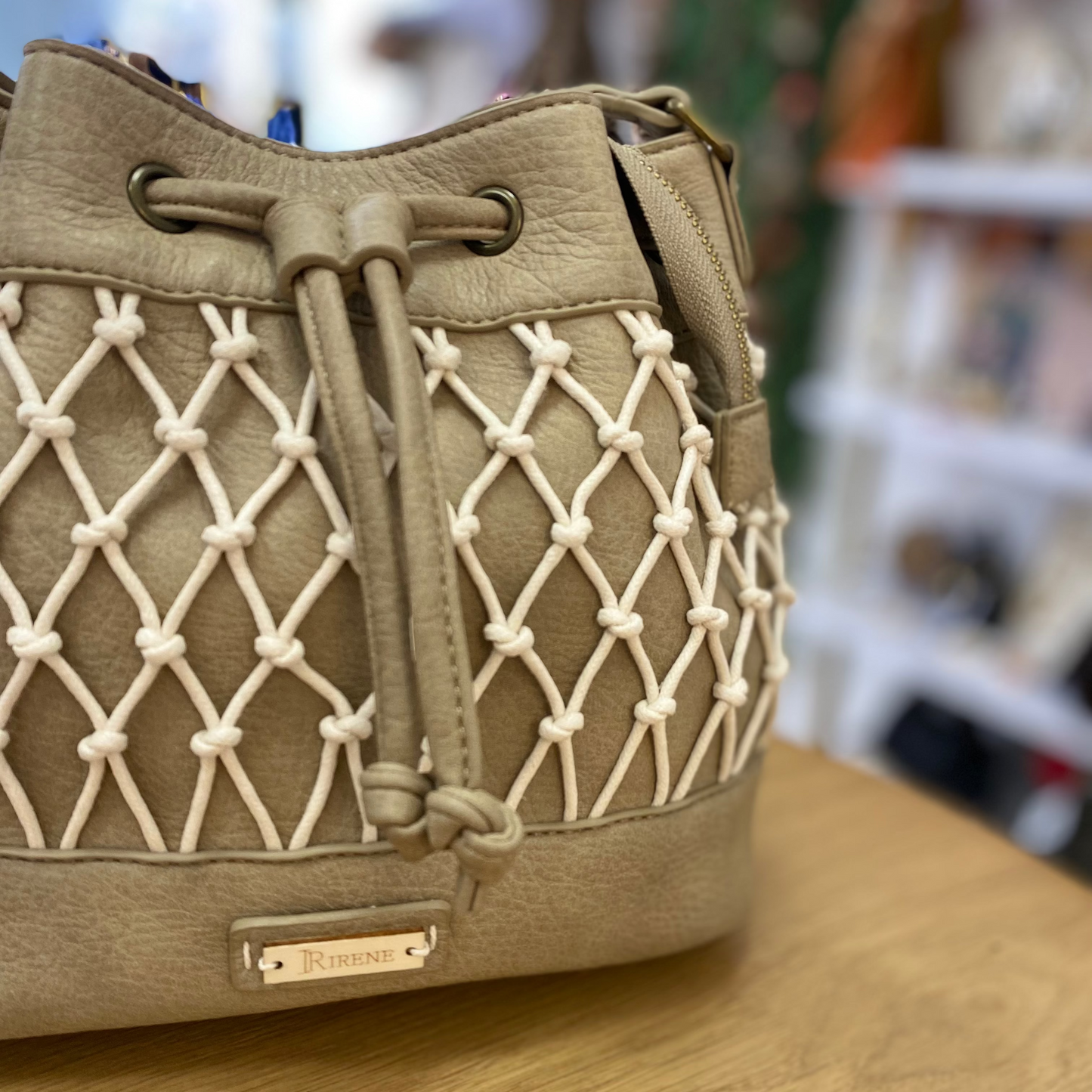 Bolso bandolera en formato saco con malla por la parte media del bolso en color verde grisáceo  - mbyou