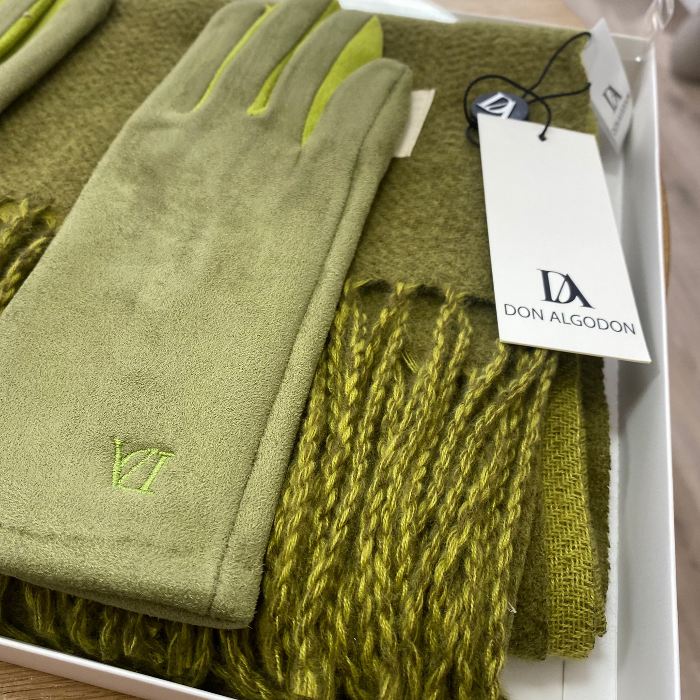 Pack de guantes y bufanda a conjunto de Don Algodon en color verde con partes en otro tono de verde - mbyou