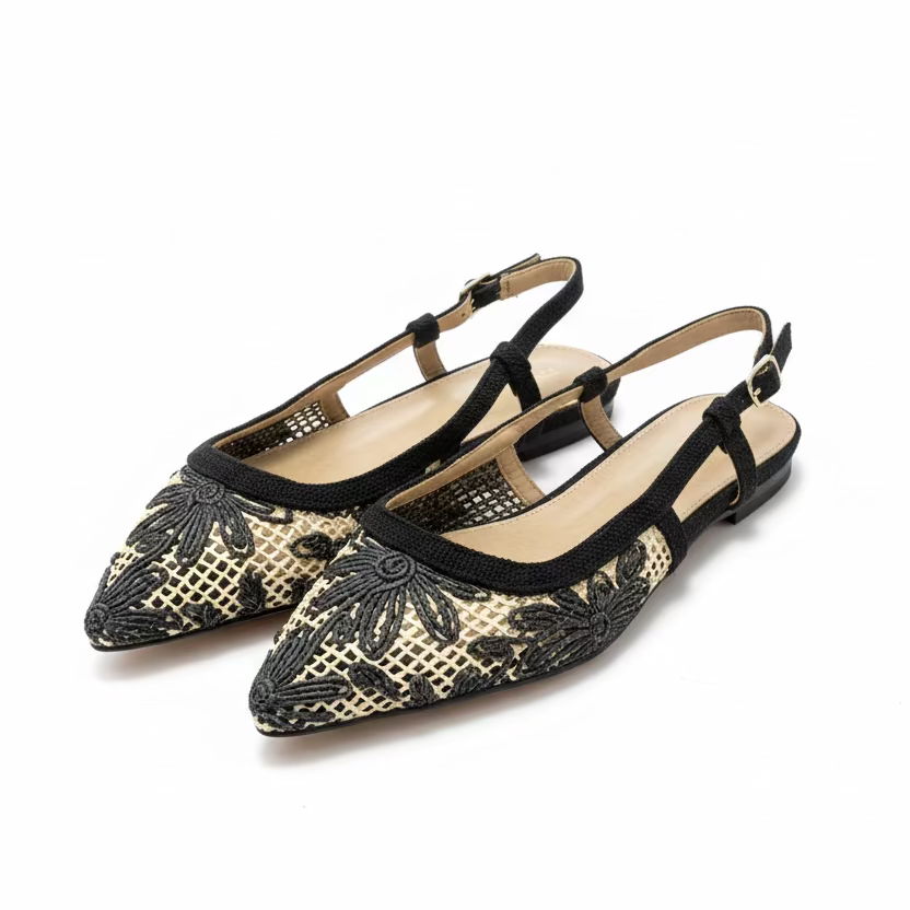 Zapatos bajos de punta con detalle de flores negras sobre beige - Moments by You