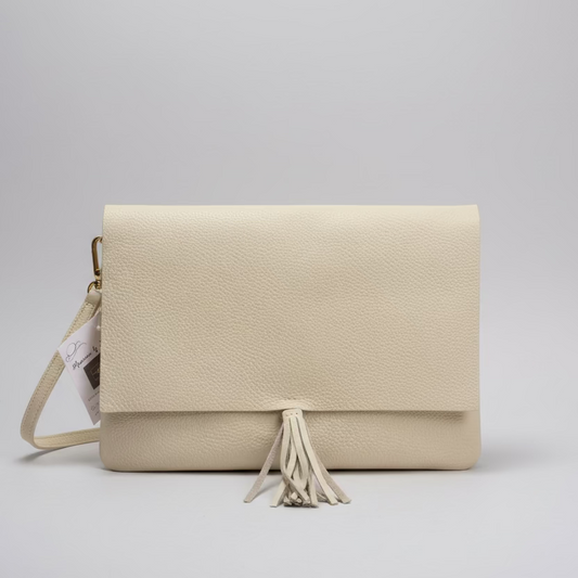 Bolso tipo sobre y piel 100% vacuno con borla y textura